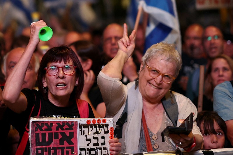Para pengunjuk rasa menghadiri demonstrasi menentang pemerintahan Perdana Menteri Israel Benjamin Netanyahu, dekat Knesset, parlemen Israel, di Yerusalem 17 Juni 2024. (REUTERS/Eloisa Lopez)