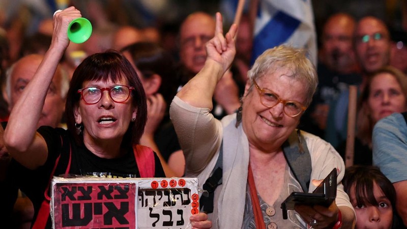 Para pengunjuk rasa menghadiri demonstrasi menentang pemerintahan Perdana Menteri Israel Benjamin Netanyahu, dekat Knesset, parlemen Israel, di Yerusalem 17 Juni 2024. (REUTERS/Eloisa Lopez)