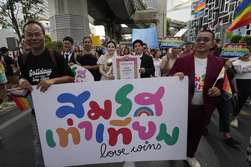 Anggota komunitas LGBTQ+ merayakan setelah disahkannya RUU kesetaraan pernikahan dalam pembacaan kedua dan ketiga oleh Senat, yang secara efektif akan menjadikan Thailand wilayah ketiga di Asia yang melegalkan hubungan sesama jenis, di Bangkok, Thailand, 18 Juni 2024. (REUTERS/Chalinee Thirasupa)