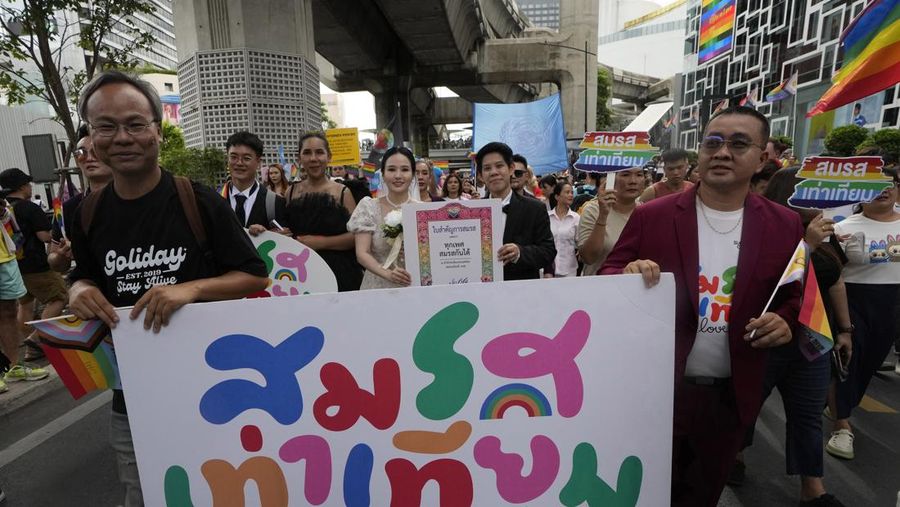 Anggota komunitas LGBTQ+ merayakan setelah disahkannya RUU kesetaraan pernikahan dalam pembacaan kedua dan ketiga oleh Senat, yang secara efektif akan menjadikan Thailand wilayah ketiga di Asia yang melegalkan hubungan sesama jenis, di Bangkok, Thailand, 18 Juni 2024. (REUTERS/Chalinee Thirasupa)