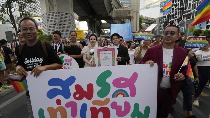 Anggota komunitas LGBTQ+ merayakan setelah disahkannya RUU kesetaraan pernikahan dalam pembacaan kedua dan ketiga oleh Senat, yang secara efektif akan menjadikan Thailand wilayah ketiga di Asia yang melegalkan hubungan sesama jenis, di Bangkok, Thailand, 18 Juni 2024. (REUTERS/Chalinee Thirasupa)