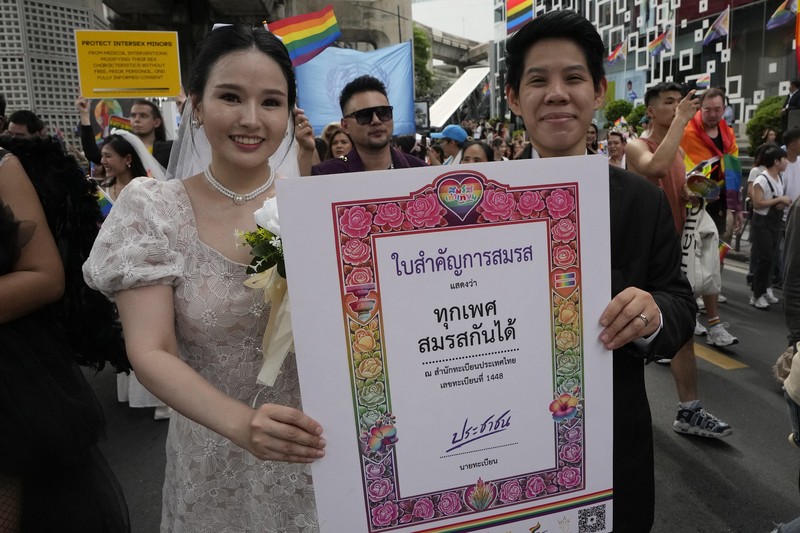 Anggota komunitas LGBTQ+ merayakan setelah disahkannya RUU kesetaraan pernikahan dalam pembacaan kedua dan ketiga oleh Senat, yang secara efektif akan menjadikan Thailand wilayah ketiga di Asia yang melegalkan hubungan sesama jenis, di Bangkok, Thailand, 18 Juni 2024. Anggota komunitas LGBTQ+ merayakan setelah disahkannya RUU kesetaraan pernikahan dalam pembacaan kedua dan ketiga oleh Senat, yang secara efektif akan menjadikan Thailand wilayah ketiga di Asia yang melegalkan hubungan sesama jenis, di Bangkok, Thailand, 18 Juni 2024. (REUTERS/Chalinee Thirasupa)
