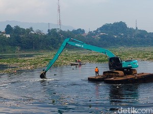Pemprov Jabar Masih Berjibaku Bersihkan Pulau Sampah di Citarum