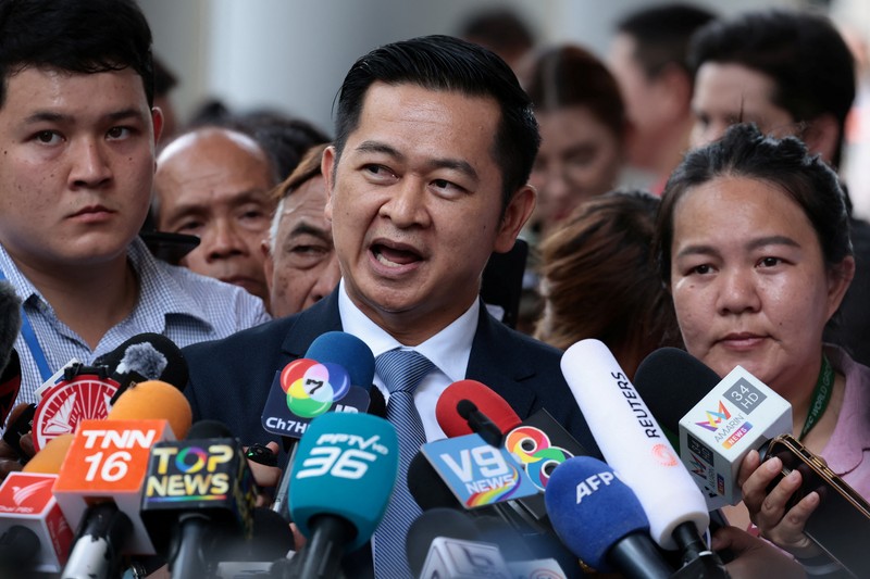 Anggota komunitas LGBTQ+ merayakan setelah disahkannya RUU kesetaraan pernikahan dalam pembacaan kedua dan ketiga oleh Senat, yang secara efektif akan menjadikan Thailand wilayah ketiga di Asia yang melegalkan hubungan sesama jenis, di Bangkok, Thailand, 18 Juni 2024. Anggota komunitas LGBTQ+ merayakan setelah disahkannya RUU kesetaraan pernikahan dalam pembacaan kedua dan ketiga oleh Senat, yang secara efektif akan menjadikan Thailand wilayah ketiga di Asia yang melegalkan hubungan sesama jenis, di Bangkok, Thailand, 18 Juni 2024. (REUTERS/Chalinee Thirasupa)