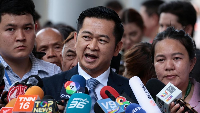 Anggota komunitas LGBTQ+ merayakan setelah disahkannya RUU kesetaraan pernikahan dalam pembacaan kedua dan ketiga oleh Senat, yang secara efektif akan menjadikan Thailand wilayah ketiga di Asia yang melegalkan hubungan sesama jenis, di Bangkok, Thailand, 18 Juni 2024. (REUTERS/Chalinee Thirasupa)