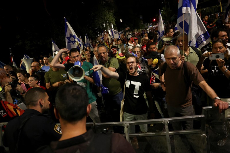 Para pengunjuk rasa menghadiri demonstrasi menentang pemerintahan Perdana Menteri Israel Benjamin Netanyahu, dekat Knesset, parlemen Israel, di Yerusalem 17 Juni 2024. Para pengunjuk rasa menghadiri demonstrasi menentang pemerintahan Perdana Menteri Israel Benjamin Netanyahu, dekat Knesset, parlemen Israel, di Yerusalem 17 Juni 2024. (REUTERS/Eloisa Lopez)