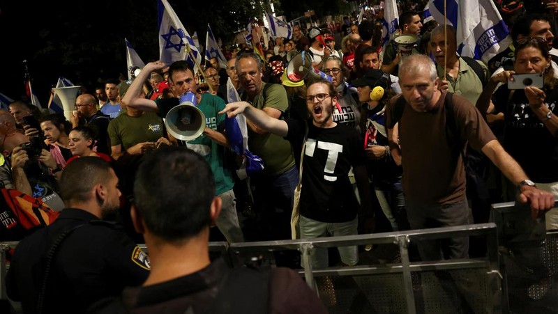 Para pengunjuk rasa menghadiri demonstrasi menentang pemerintahan Perdana Menteri Israel Benjamin Netanyahu, dekat Knesset, parlemen Israel, di Yerusalem 17 Juni 2024. (REUTERS/Eloisa Lopez)