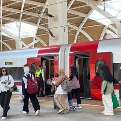Jelang Long Weekend, Tiket Kereta Cepat Whoosh Laris Manis Diburu