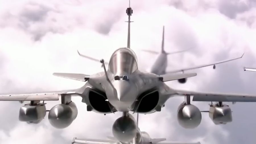 Pesawat tempur Rafale buatan Dassault Aviation, unit pertama akan tiba di Indonesia pada tahun 2026, dari sejumlah 42 unit pengadaan Kemhan untuk meningkatkan kekuatan TNI AU. (Instagram @kemhanri)
