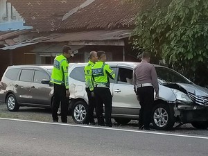 Minibus Ditabrak Truk Tronton Saat Melaju Pelan di Tugu Pensil Kulon Progo