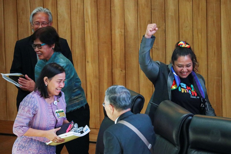 Anggota komunitas LGBTQ+ merayakan setelah disahkannya RUU kesetaraan pernikahan dalam pembacaan kedua dan ketiga oleh Senat, yang secara efektif akan menjadikan Thailand wilayah ketiga di Asia yang melegalkan hubungan sesama jenis, di Bangkok, Thailand, 18 Juni 2024. (REUTERS/Chalinee Thirasupa)