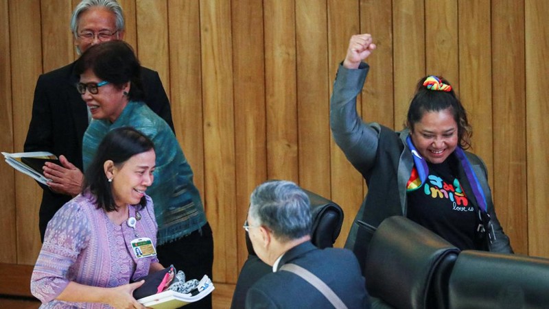 Anggota komunitas LGBTQ+ merayakan setelah disahkannya RUU kesetaraan pernikahan dalam pembacaan kedua dan ketiga oleh Senat, yang secara efektif akan menjadikan Thailand wilayah ketiga di Asia yang melegalkan hubungan sesama jenis, di Bangkok, Thailand, 18 Juni 2024. (REUTERS/Chalinee Thirasupa)