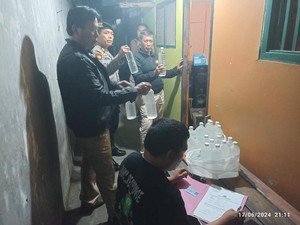 Rumah Penjual Ciu Rasa Leci di Kediri Digerebek