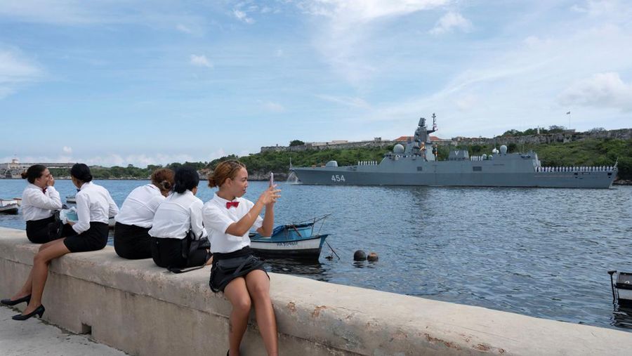 Fregat Laksamana Gorshkov Angkatan Laut Rusia meninggalkan pelabuhan Havana, Kuba, Senin, 17 Juni 2024. Armada kapal perang Rusia tiba di perairan Kuba pekan lalu menjelang rencana latihan militer di Karibia. (AP Photo/Ariel Ley)