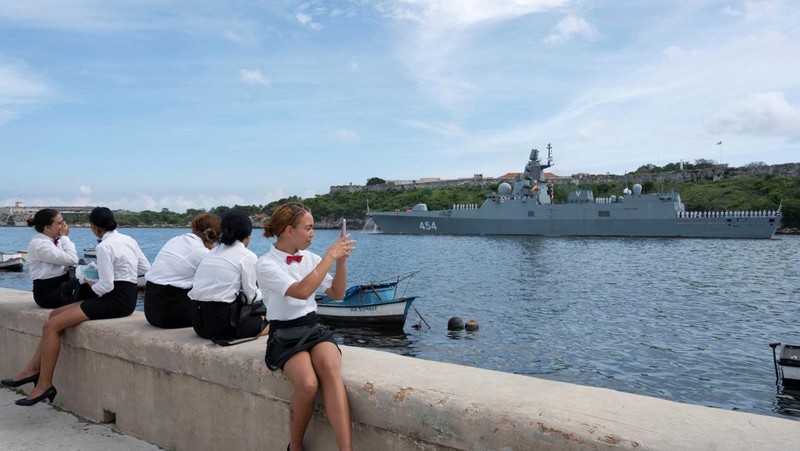 Fregat Laksamana Gorshkov Angkatan Laut Rusia meninggalkan pelabuhan Havana, Kuba, Senin, 17 Juni 2024. Armada kapal perang Rusia tiba di perairan Kuba pekan lalu menjelang rencana latihan militer di Karibia. (AP Photo/Ariel Ley)