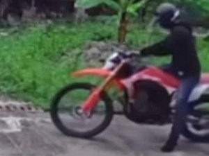 Viral 2 Pria Depok Curi Motor Trail, Tinggalkan Gorengan di TKP