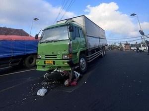 Pemotor Nyaris Tewas Saat Ditabrak Truk Tronton di Jalan Denpasar-Gilimanuk