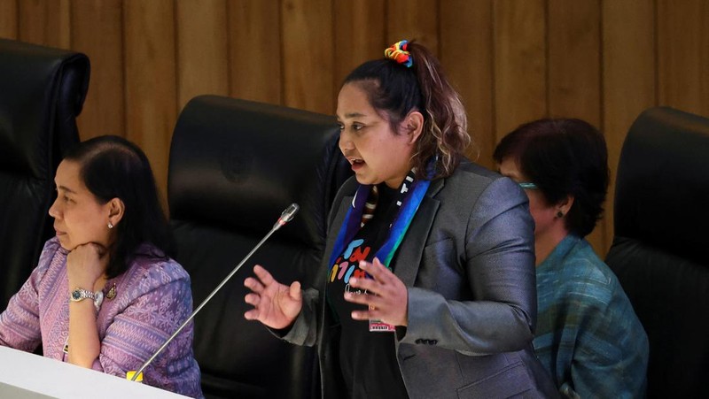 Anggota komunitas LGBTQ+ merayakan setelah disahkannya RUU kesetaraan pernikahan dalam pembacaan kedua dan ketiga oleh Senat, yang secara efektif akan menjadikan Thailand wilayah ketiga di Asia yang melegalkan hubungan sesama jenis, di Bangkok, Thailand, 18 Juni 2024. (REUTERS/Chalinee Thirasupa)