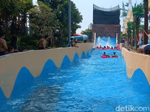 Mencoba River Tubing Sensasi Ombak 2 Meter di Hawai Waterpark