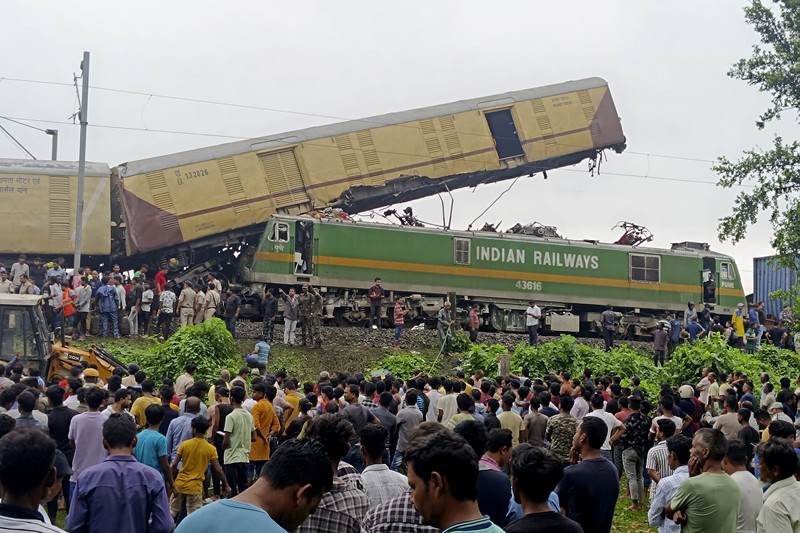 Kereta barang menabrak bagian belakang kereta penumpang yang sedang berhenti di Benggala Barat, India, pada Senin (17/6/2024), menewaskan sedikitnya 15 orang dan melukai puluhan lainnya. (Tangkapan Layar video Reuters/ANI / RAILWAY CPRO)