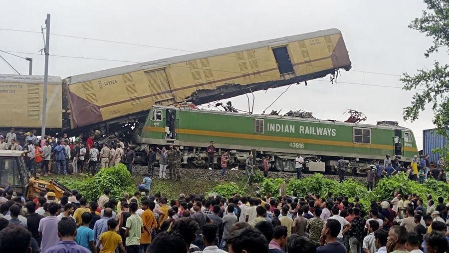 Kereta barang menabrak bagian belakang kereta penumpang yang sedang berhenti di Benggala Barat, India, pada Senin (17/6/2024), menewaskan sedikitnya 15 orang dan melukai puluhan lainnya. (Tangkapan Layar video Reuters/ANI / RAILWAY CPRO)