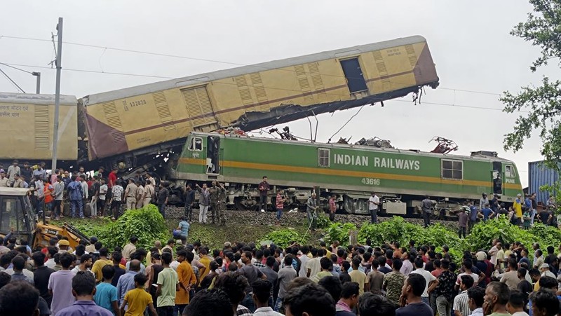 Kereta barang menabrak bagian belakang kereta penumpang yang sedang berhenti di Benggala Barat, India, pada Senin (17/6/2024), menewaskan sedikitnya 15 orang dan melukai puluhan lainnya. (Tangkapan Layar video Reuters/ANI / RAILWAY CPRO)