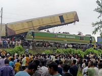 Potret Tabrakan Kereta Penumpang dan Barang di India, 15 Orang Tewas!
