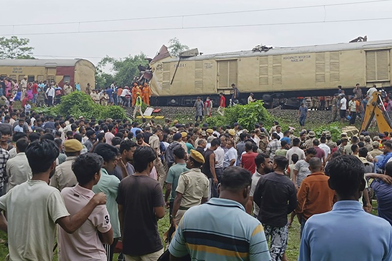 Kereta barang menabrak bagian belakang kereta penumpang yang sedang berhenti di Benggala Barat, India, pada Senin (17/6/2024), menewaskan sedikitnya 15 orang dan melukai puluhan lainnya. (Tangkapan Layar video Reuters/ANI / RAILWAY CPRO)