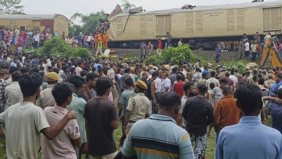 Kereta barang menabrak bagian belakang kereta penumpang yang sedang berhenti di Benggala Barat, India, pada Senin (17/6/2024), menewaskan sedikitnya 15 orang dan melukai puluhan lainnya. (Tangkapan Layar video Reuters/ANI / RAILWAY CPRO)