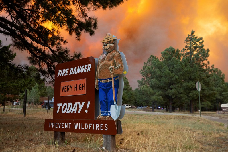 Sebuah helikopter mengambil air dari danau Mescalero saat terjadi kebakaran hutan di New Mexico, Amerika Serikat (AS), Senin (17/6/2024). (AP Photo/Andres Leighton) Sebuah helikopter mengambil air dari danau Mescalero saat terjadi kebakaran hutan di New Mexico, Amerika Serikat (AS), Selasa (18/6/2024). (AP Photo/Andres Leighton)