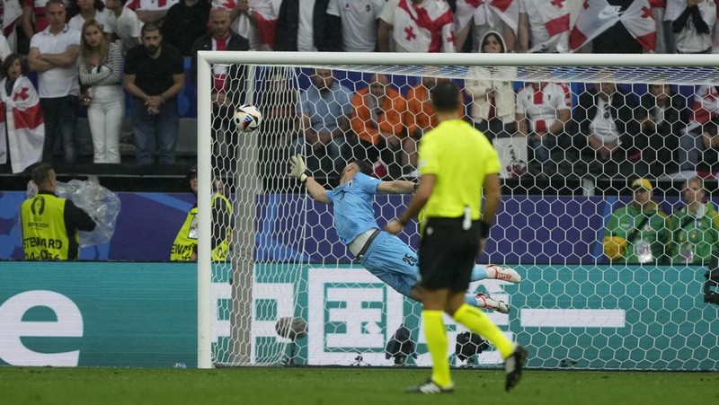 Pemain Tim Nasional (Timnas) Turki, Arda Guler saat melawan Georgia pada babak Grup F PIala Eropa 2024 di BVB Dortmund Stadion, Selasa (18/6/2024).  (AP Photo/Andreea Alexandru)