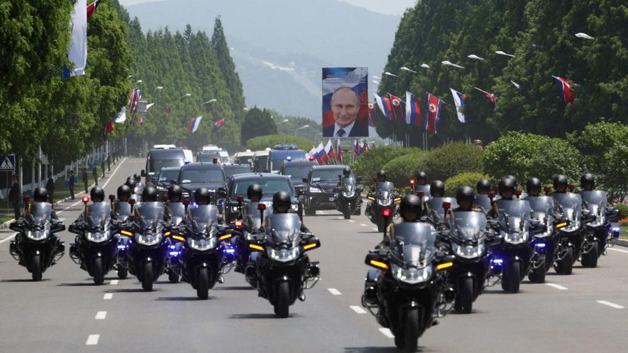 Orang-orang menyambut iring-iringan mobil Presiden Rusia Vladimir Putin di Pyongyang, Korea Utara 19 Juni 2024. (Sputnik/Gavriil Grigorov/Pool via REUTERS)