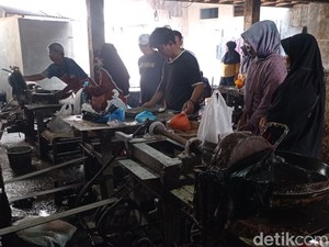 Daging Kurban Melimpah, Jasa Penggilingan Bakso di Tasik Diserbu Warga