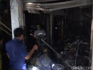 Kebakaran di Pasar Niaga Daya Makassar Hanguskan 4 Kios Barang Campuran