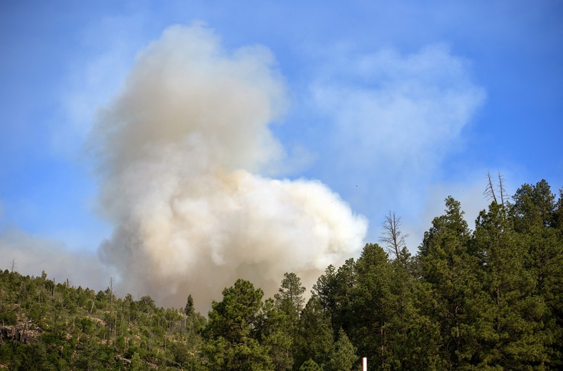 Sebuah helikopter mengambil air dari danau Mescalero saat terjadi kebakaran hutan di New Mexico, Amerika Serikat (AS), Senin (17/6/2024). (AP Photo/Andres Leighton) Sebuah helikopter mengambil air dari danau Mescalero saat terjadi kebakaran hutan di New Mexico, Amerika Serikat (AS), Selasa (18/6/2024). (AP Photo/Andres Leighton)