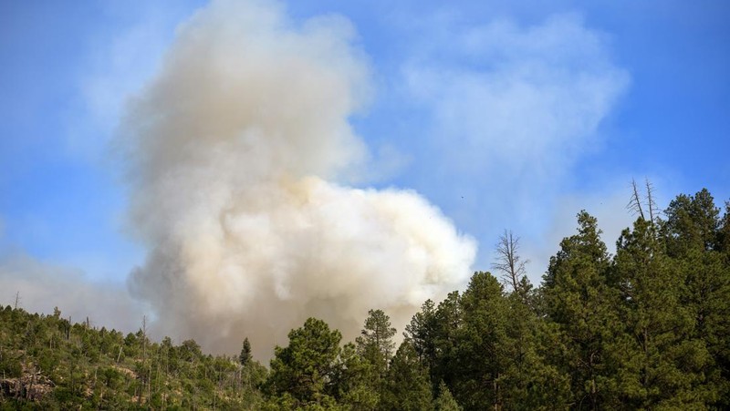 Sebuah helikopter mengambil air dari danau Mescalero saat terjadi kebakaran hutan di New Mexico, Amerika Serikat (AS), Selasa (18/6/2024).  (AP Photo/Andres Leighton)