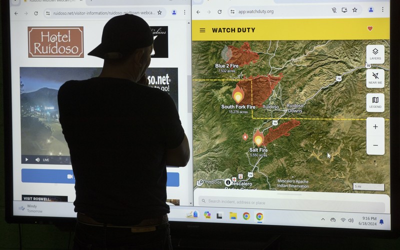 Sebuah helikopter mengambil air dari danau Mescalero saat terjadi kebakaran hutan di New Mexico, Amerika Serikat (AS), Senin (17/6/2024). (AP Photo/Andres Leighton) Sebuah helikopter mengambil air dari danau Mescalero saat terjadi kebakaran hutan di New Mexico, Amerika Serikat (AS), Selasa (18/6/2024). (AP Photo/Andres Leighton)