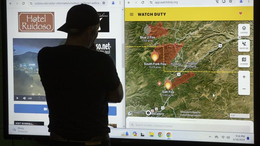 Sebuah helikopter mengambil air dari danau Mescalero saat terjadi kebakaran hutan di New Mexico, Amerika Serikat (AS), Selasa (18/6/2024).  (AP Photo/Andres Leighton)