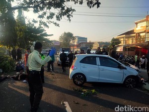Mobil Terpental di Ring Road Lor gegara Hindari Motor Masuk Jalur Cepat