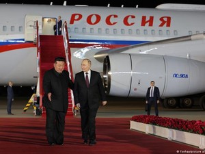 Mesranya Putin Disambut Kim Jong Un di Korea Utara
