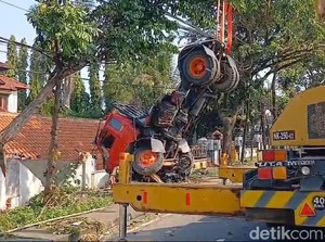 Tragis 4 Nyawa Melayang gegara Truk Trailer Rem Blong di Pasuruan