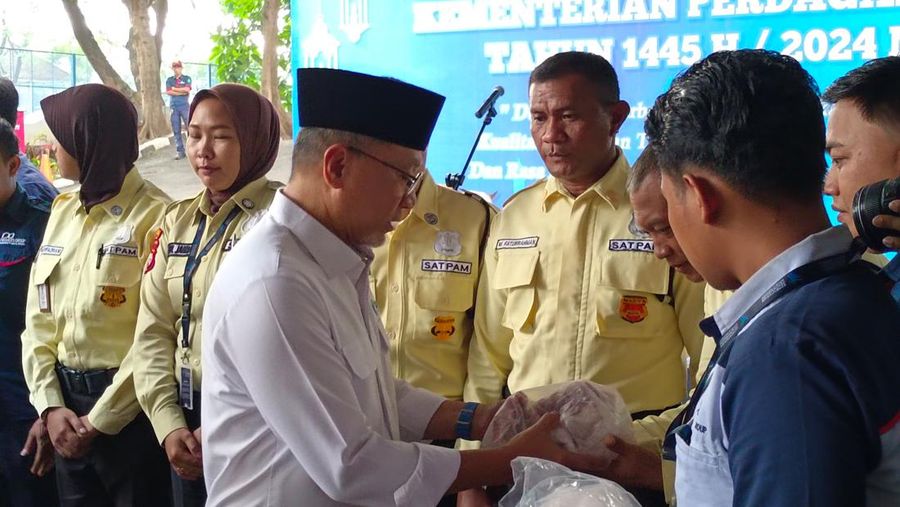 Menteri Perdagangan, Zulkifli Hasan bagi-bagi daging kurban di Kantor Kemendag. (CNBC Indonesia/Martyasri Rizky)