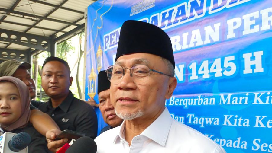 Menteri Perdagangan, Zulkifli Hasan bagi-bagi daging kurban di Kantor Kemendag. (վ/Martyasri Rizky)