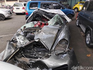 Ringsek Parah, Ini Porsche yang Tabrak Truk hingga Pengemudi Tewas