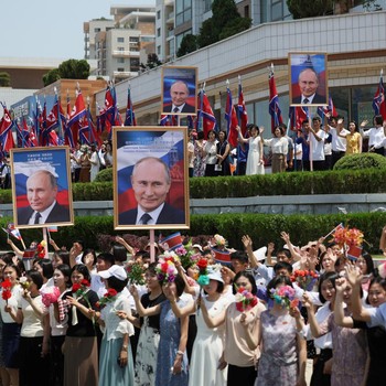 Potret Heboh Warga Korut Sambut Kedatangan Putin