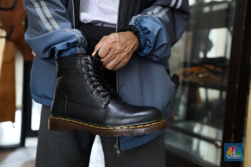 Pekerja menyelesaikan pembuatan pola alas kaki sepatu kulit di workshop Flavio Boston di kawasan Jakarta, Rabu (19/6/2024). Pekerja menyelesaikan pembuatan pola alas kaki sepatu kulit di workshop Flavio Boston di kawasan Jakarta, Rabu (19/6/2024). (CNBC Indonesia/Tri Susilo)