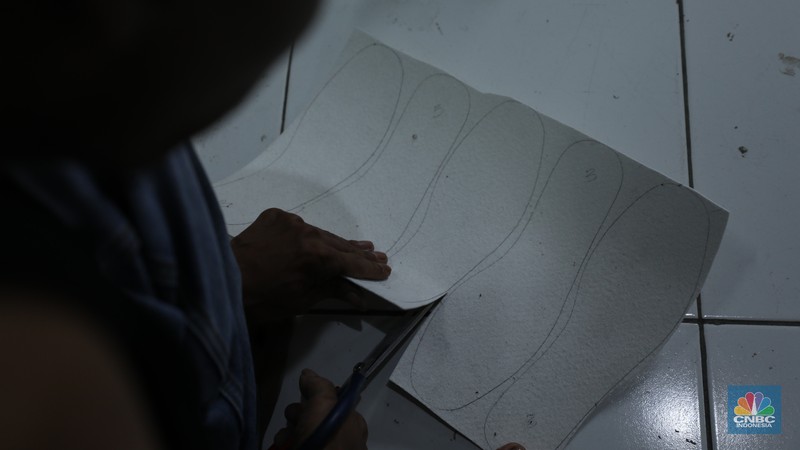 Pekerja menyelesaikan pembuatan pola alas kaki sepatu kulit di workshop Flavio Boston di kawasan Jakarta, Rabu (19/6/2024). Pekerja menyelesaikan pembuatan pola alas kaki sepatu kulit di workshop Flavio Boston di kawasan Jakarta, Rabu (19/6/2024). (CNBC Indonesia/Tri Susilo)