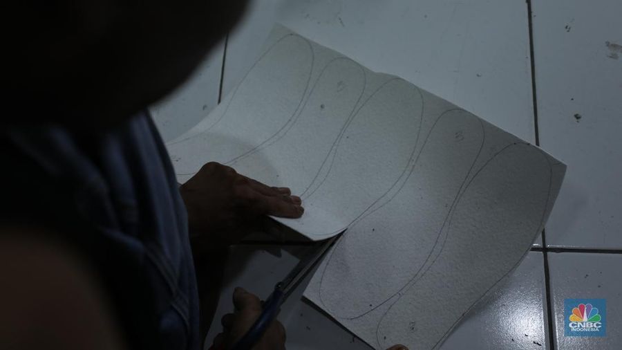 Pekerja menyelesaikan pembuatan pola alas kaki sepatu kulit di workshop Flavio Boston di kawasan Jakarta, Rabu (19/6/2024). (CNBC Indonesia/Tri Susilo)