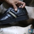 Pekerja menyelesaikan pembuatan pola alas kaki sepatu kulit di workshop Flavio Boston di kawasan Jakarta, Rabu (19/6/2024). (CNBC Indonesia/Tri Susilo)