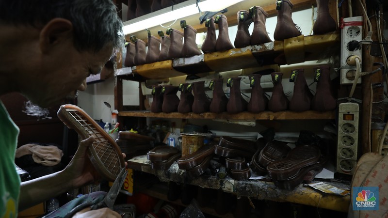 Pekerja menyelesaikan pembuatan pola alas kaki sepatu kulit di workshop Flavio Boston di kawasan Jakarta, Rabu (19/6/2024). Pekerja menyelesaikan pembuatan pola alas kaki sepatu kulit di workshop Flavio Boston di kawasan Jakarta, Rabu (19/6/2024). (CNBC Indonesia/Tri Susilo)